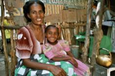 ERITREA: Mor og datter i Zula smiler etter å ha fått norske oppstartsmidler til å drive kafe som finansierer datterens skolegang. (Oppdrag for Kirkens Nødhjelp.)